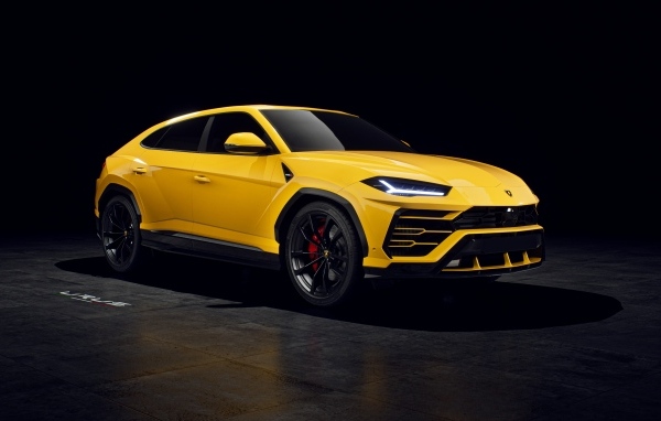 Желтый автомобиль Lamborghini Urus