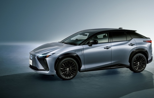 Серебристый автомобиль Lexus RZ 450e First Edition 2023 года