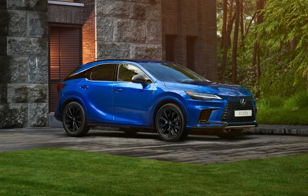 Внедорожник Lexus RX 500h F SPORT у здания