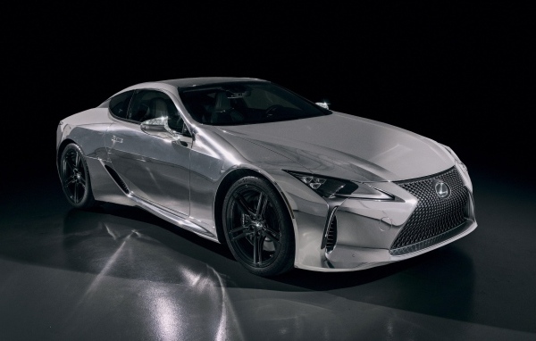 Серебристый автомобиль Lexus Renaissance LC 500 2023 года