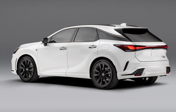 Белый внедорожник Lexus RX 500h F SPORT вид сзади