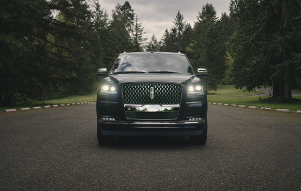 Автомобиль Lincoln Navigator, 2022 года вид спереди