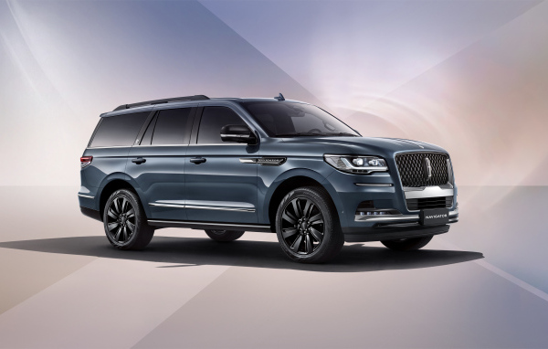 Большой автомобиль Lincoln Navigator 100th Anniversary