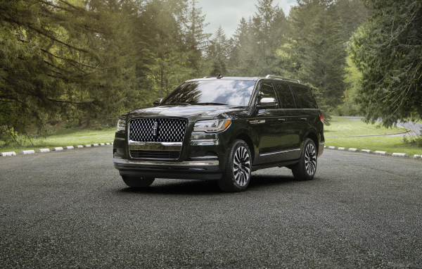 Черный дорогой внедорожник Lincoln Navigator, 2022 года