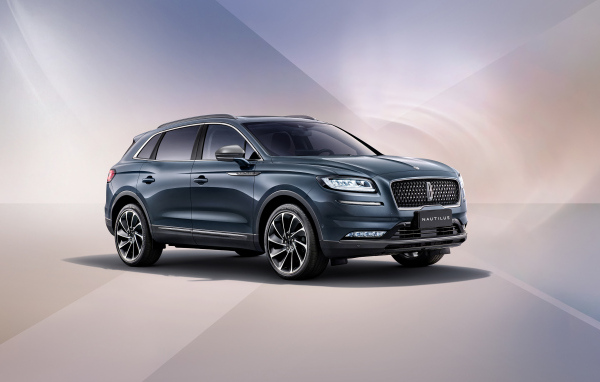 Серебристый внедорожник Lincoln Nautilus 100th Anniversary