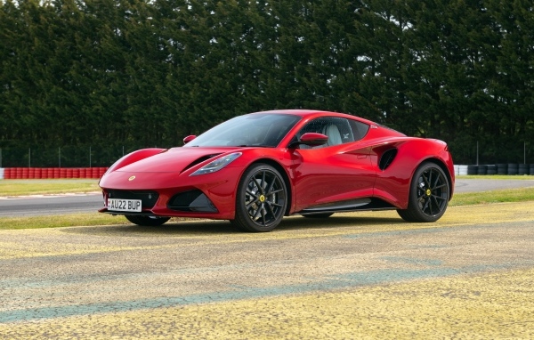 Красный автомобиль Lotus Emira