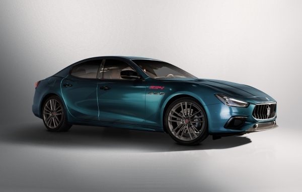 Автомобиль Maserati Ghibli 334 Ultima 2023 года на сером фоне