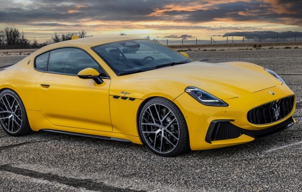 Желтый автомобиль Maserati GranTurismo Trofeo 2023 года