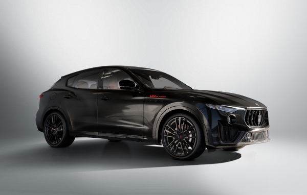 Черный автомобиль Maserati Levante V8 Ultima 2023 года на сером фоне