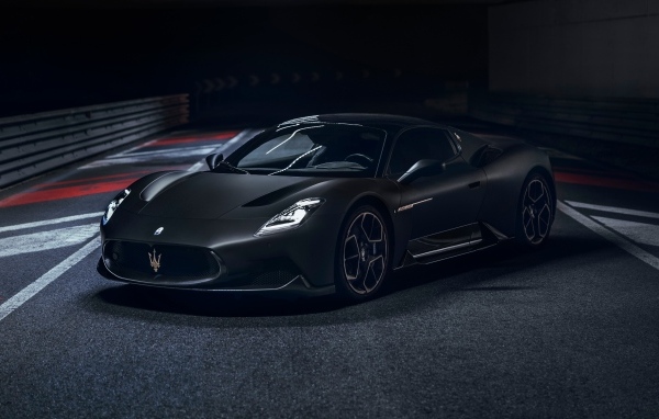 Черный автомобиль Maserati MC20