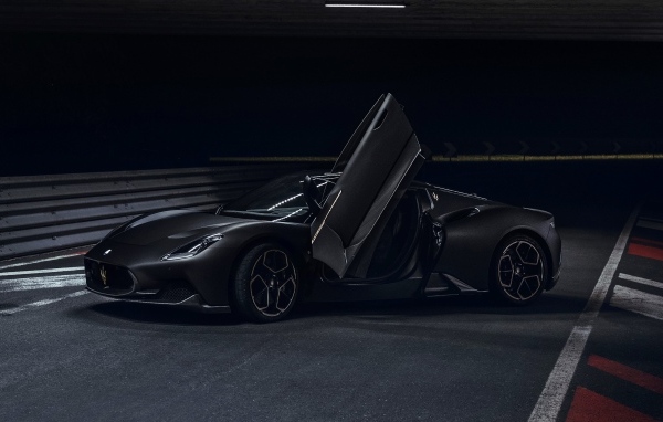 Черный автомобиль Maserati MC20  с открытыми дверями