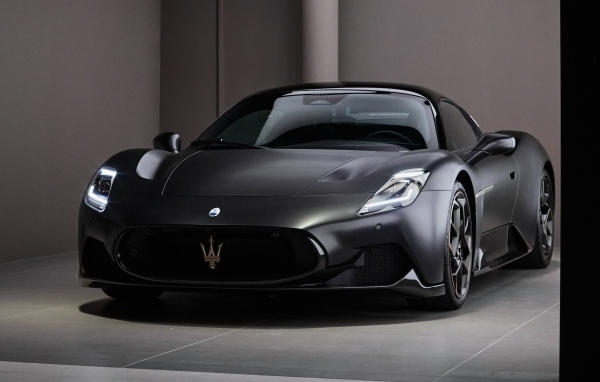 Черный автомобиль Maserati MC20 Notte Coupé 2023 года