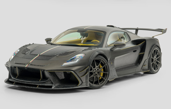 Автомобиль Mansory Maserati MC20 Coupé  на сером фоне