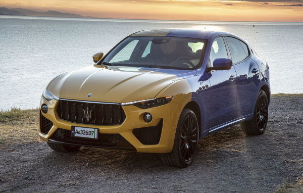 Автомобиль Maserati Levante GT Hybrid Fuoriserie 2021 у реки