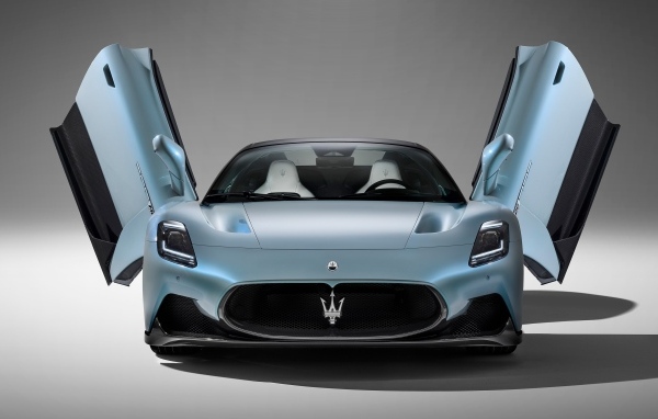 Автомобиль Maserati MC20 Cielo с открытыми дверями