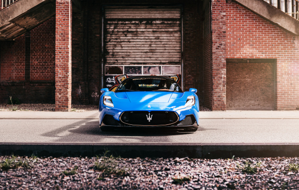 Автомобиль Maserati MC20 Coupé 2022 вид спереди