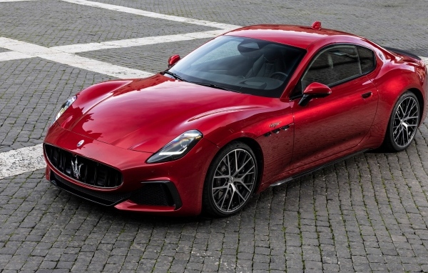 Красный Maserati GranTurismo Trofeo 2023 года