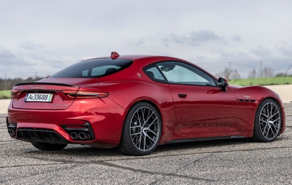 Красный Maserati GranTurismo Trofeo 2023 года вид сзади