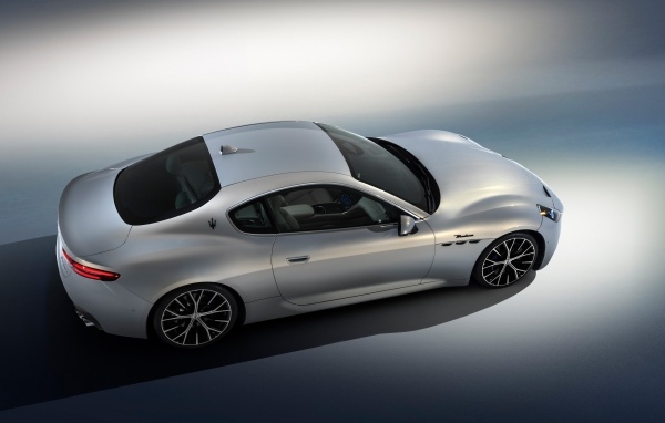 Серебристый Maserati GranTurismo Modena 2023  года