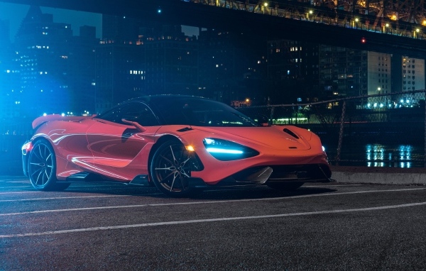 Спортивный автомобиль McLaren 765LT, 2022 года