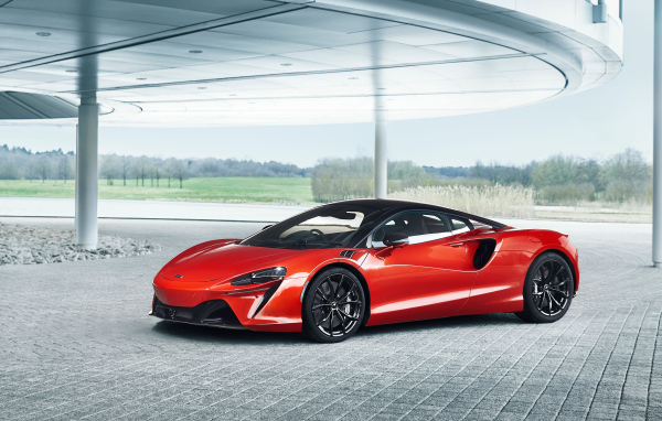 Спортивный красный автомобиль McLaren Artura 2023 года