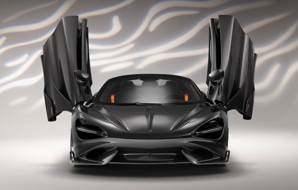 Черный McLaren 765LT Spider Carbon Edition с открытыми дверями
