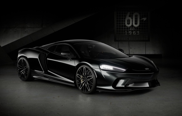 Черный автомобиль McLaren GT 60th