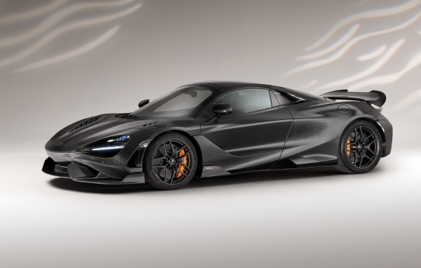 Черный автомобиль McLaren 765LT Spider Carbon