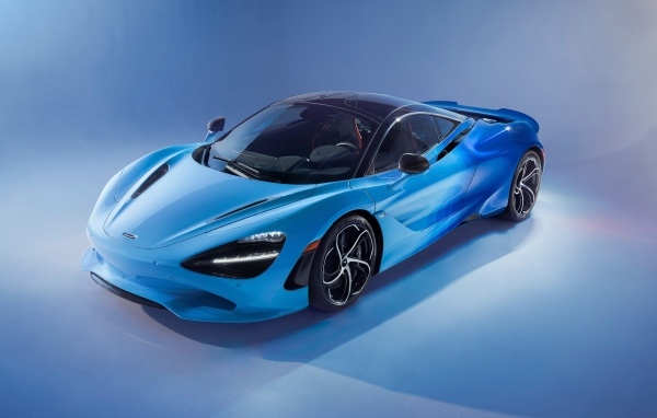 Синий спортивный автомобиль McLaren MSO 750S