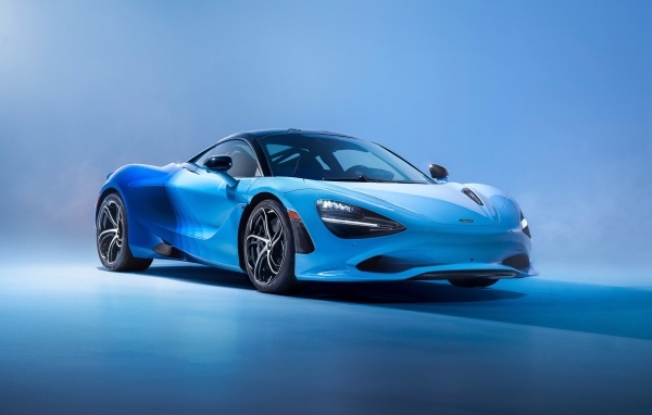 Синий автомобиль McLaren MSO 750S