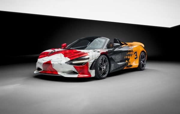 Яркий автомобиль McLaren 750S в здании