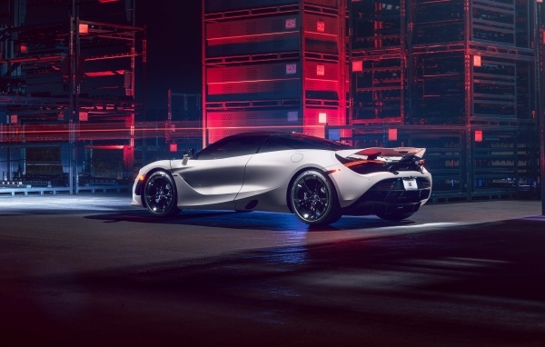 Автомобиль McLaren 720S  вид сзади