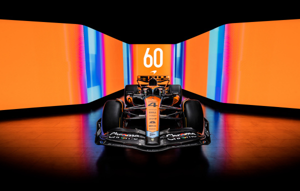 Спортивный автомобиль формулы 1 McLaren MCL60