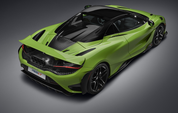 Зеленый McLaren 765LT Spider 2022 на сером фоне 