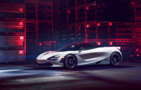 Автомобиль McLaren 720S в здании