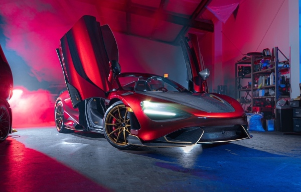 Автомобиль McLaren 765LT Spider с открытыми дверями