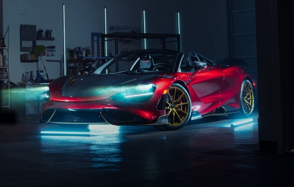 Спорткар McLaren 765LT Spider с включенными фарами