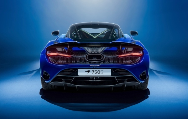 Вид сзади на синий автомобиль McLaren MSO 750S