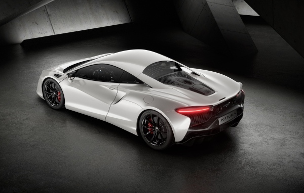 Вид сзади на автомобиль McLaren Artura 60th