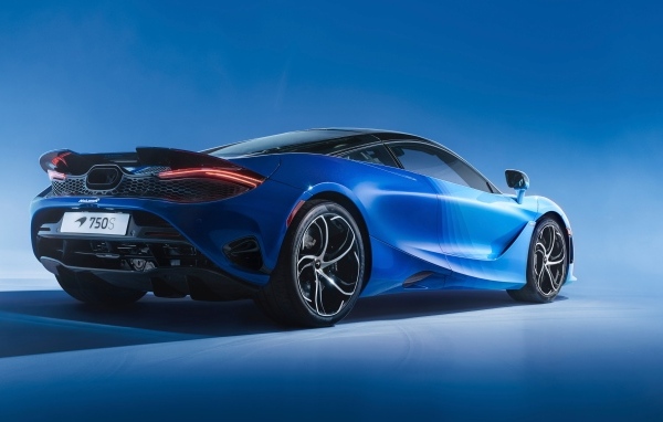 Вид сзади на автомобиль McLaren MSO 750S