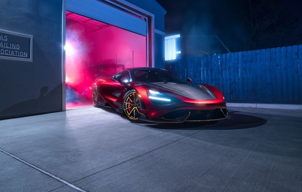 Красный  McLaren 765LT Spider у гаража