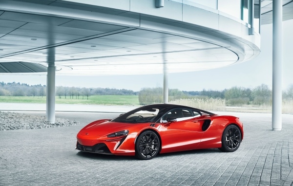Красный спорткар McLaren ARTURA