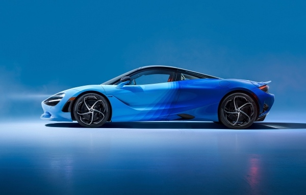 Вид сбоку на синий автомобиль McLaren MSO 750S