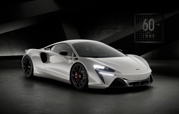 Серебристый автомобиль McLaren Artura 60th Anniversary Edition
