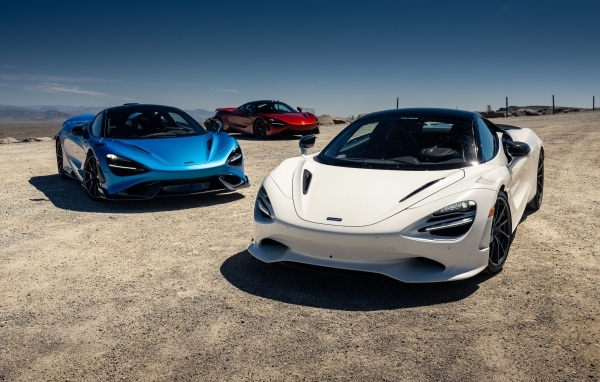 Два автомобиля McLaren 750S 2024 года