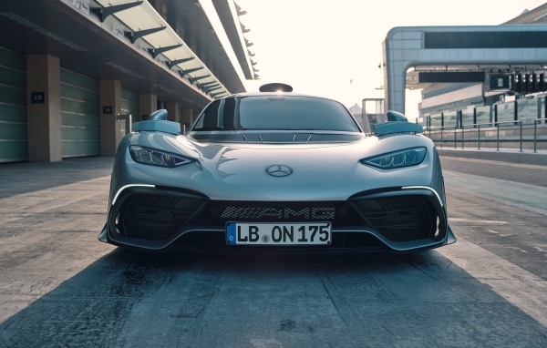 Спортивный автомобиль Mercedes-AMG ONE 2022 года