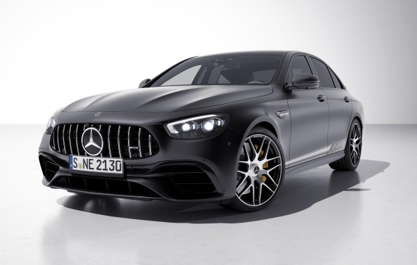 Черный автомобиль Mercedes-AMG E 63 S 4MATIC+