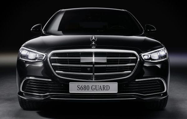 Черный Mercedes-Benz S 680 Guard 4MATIC вид спереди 