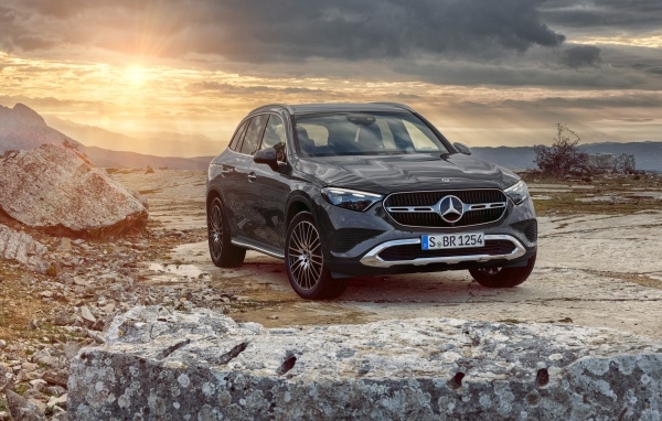 Черный внедорожник Mercedes-Benz GLC 300  на фоне заката
