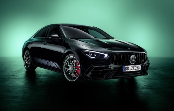 Черный автомобиль Mercedes-AMG CLA 45 S 4MATIC+ на зеленом фоне